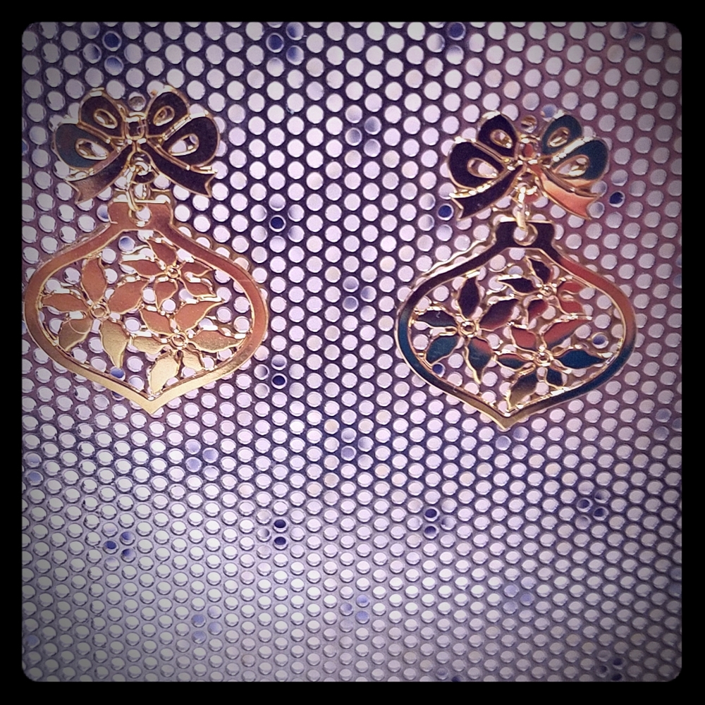 NIB Vintage Avon Holiday Brilliance Earrings